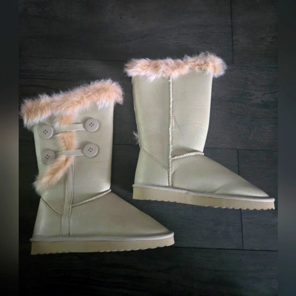 SilverDew Ivory Faux Fur Lined Winter Boots Triple Button Cozy Women's Boots